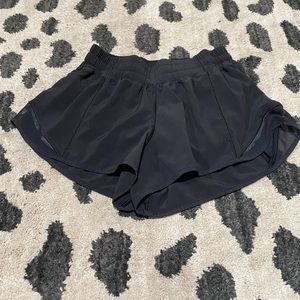 LULULEMON HOTTY HOT SHORT 2.5” - SIZE 4